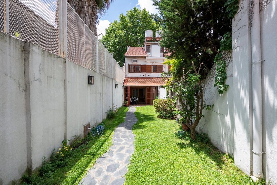 Venta 5 amb + playroom, cochera, jardin, quincho.