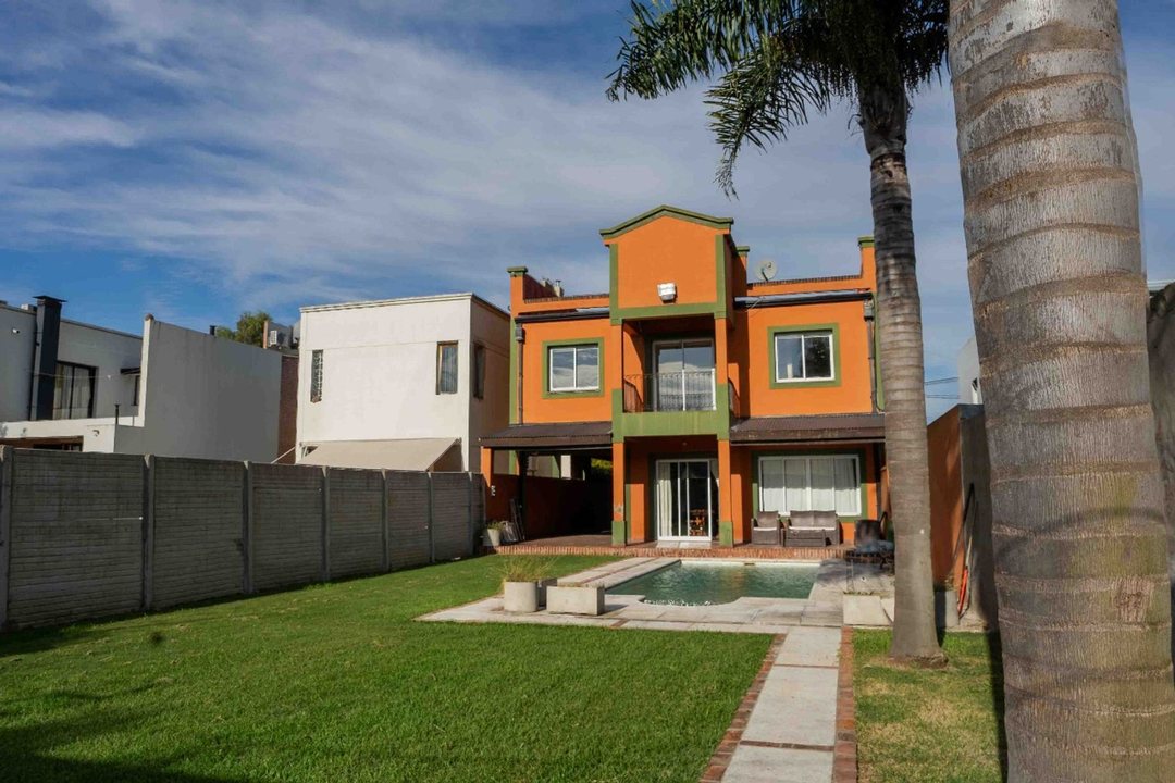 CASA EN VENTA DE 3 DORMITORIOS EN VILLA CASTELLS,