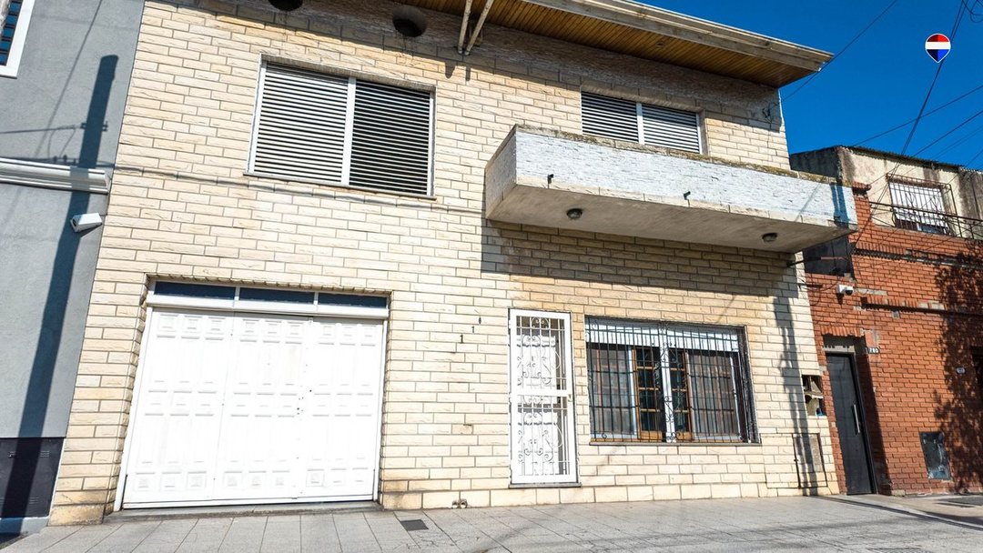 VENTA CASA 4 AMB CON COCHERA, PATIO Y QUINCHO