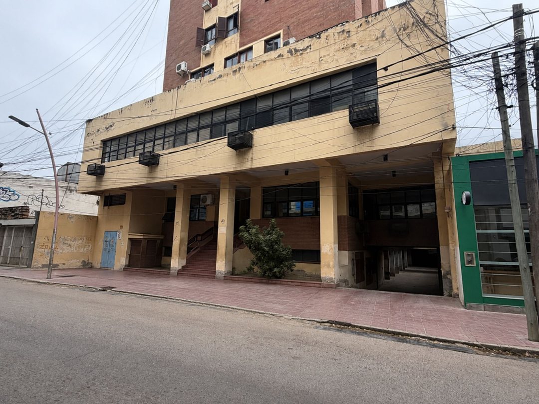 LOCAL COMERCIAL + 7 COCHERAS EN VENTA - B° CENTRO