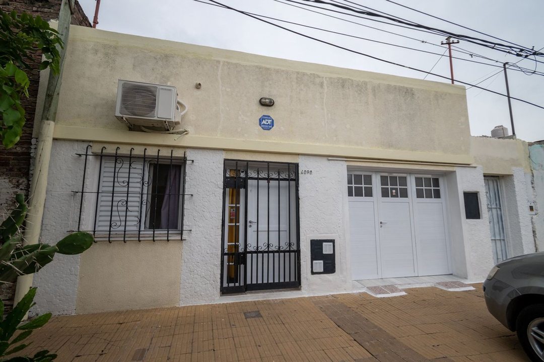 CASA 2 DORMITORIOS y COCHERA BARRIO ROMA
