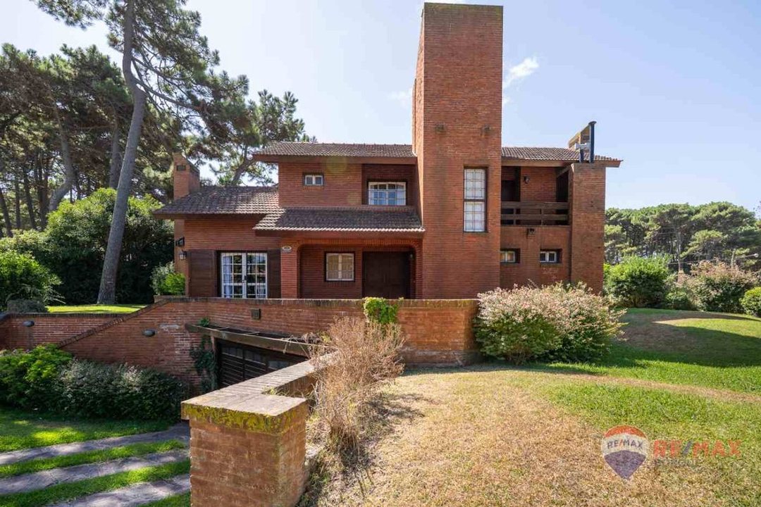Casa en Venta 5 ambientes y dependencia en Pinamar