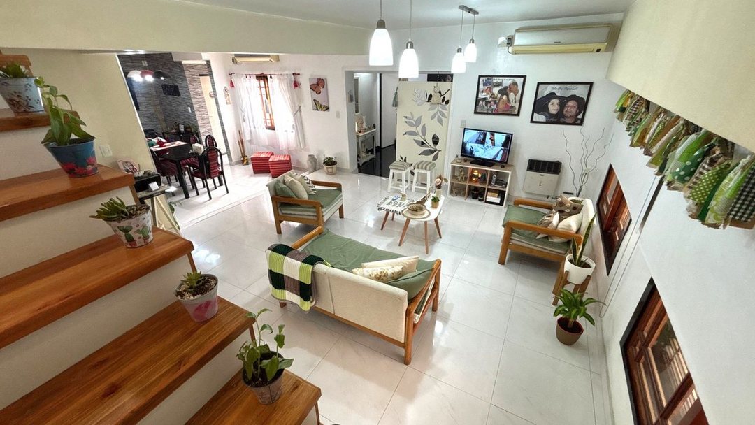 VENTA CASA 4 AMBIENTES AMPLIA Y FUNCIONAL