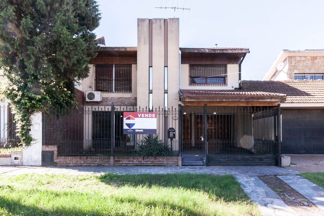 CASA 5 AMBIENTES-2 PLANTAS CON QUINCHO BURZACO