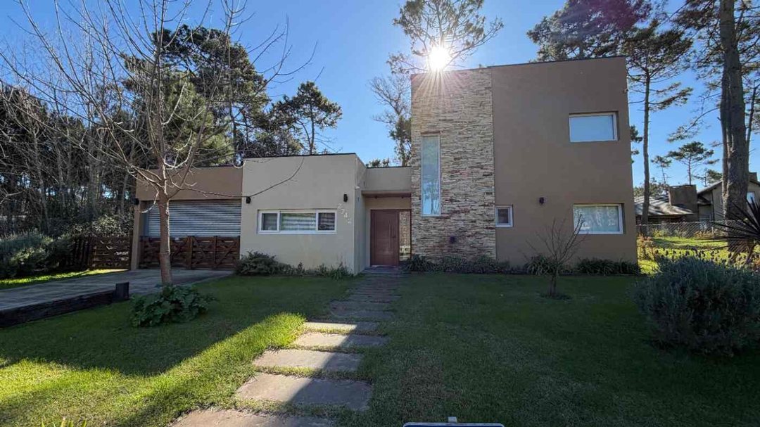 Venta Casa 5 ambientes con piscina Alamos Pinamar