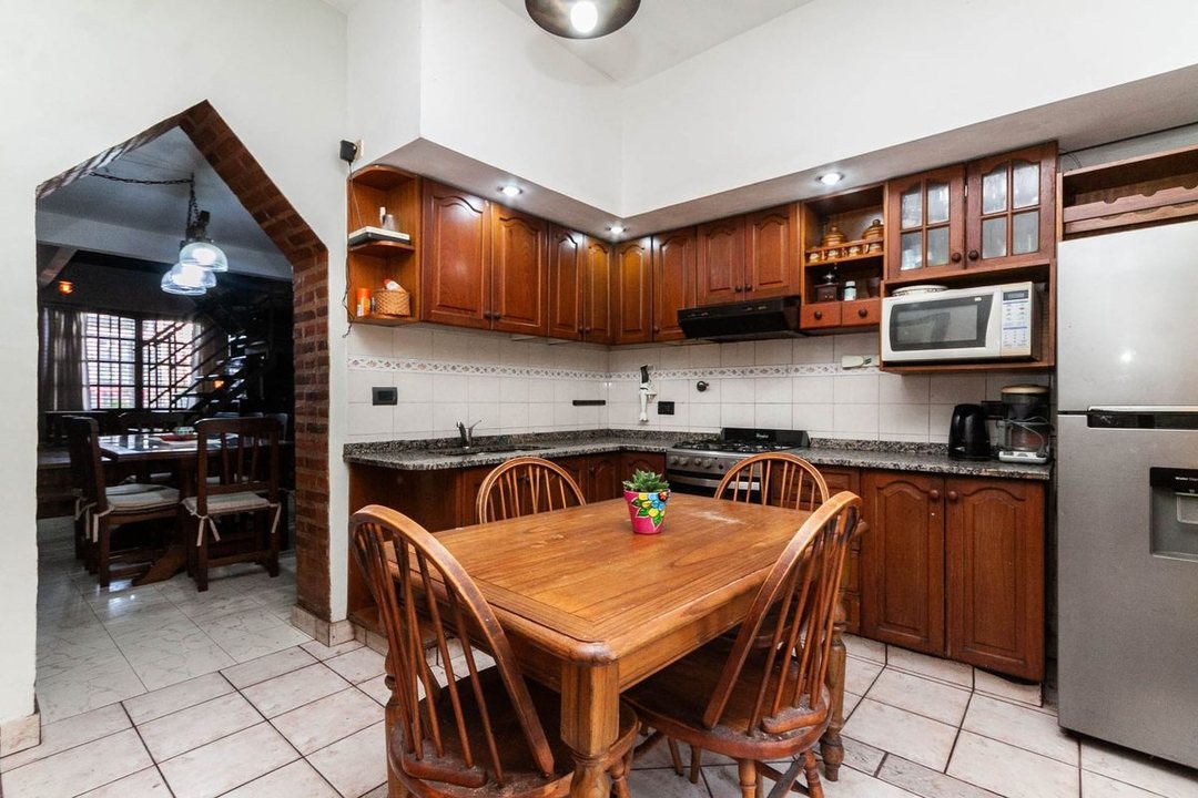 VENTA CASA 3 AMBIENTES JARDIN Y COCHERA LANUS