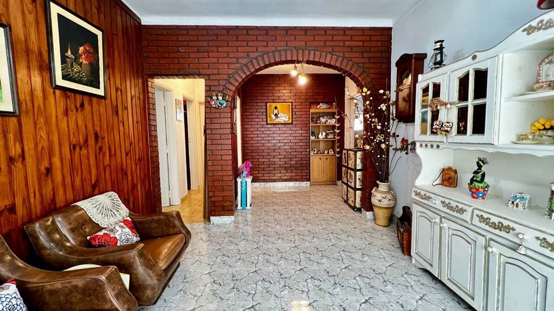 CASA 4 AMBIENTES VENTA EN LONGCHAMPS CON PILETA