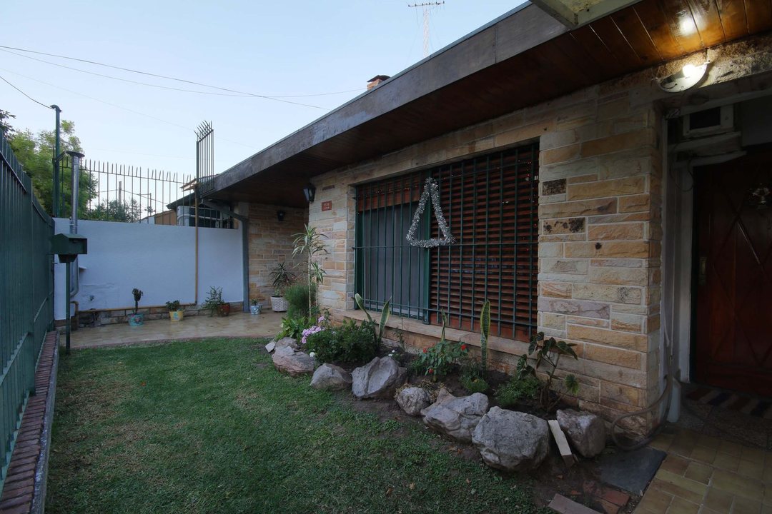 CASA EN VENTA MARTINEZ CON PILETA