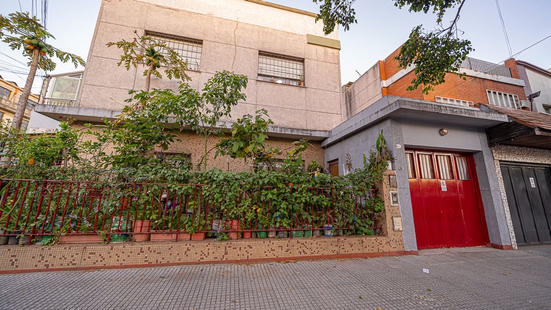 CASA DE CUATRO AMBIENTES EN LINIERS