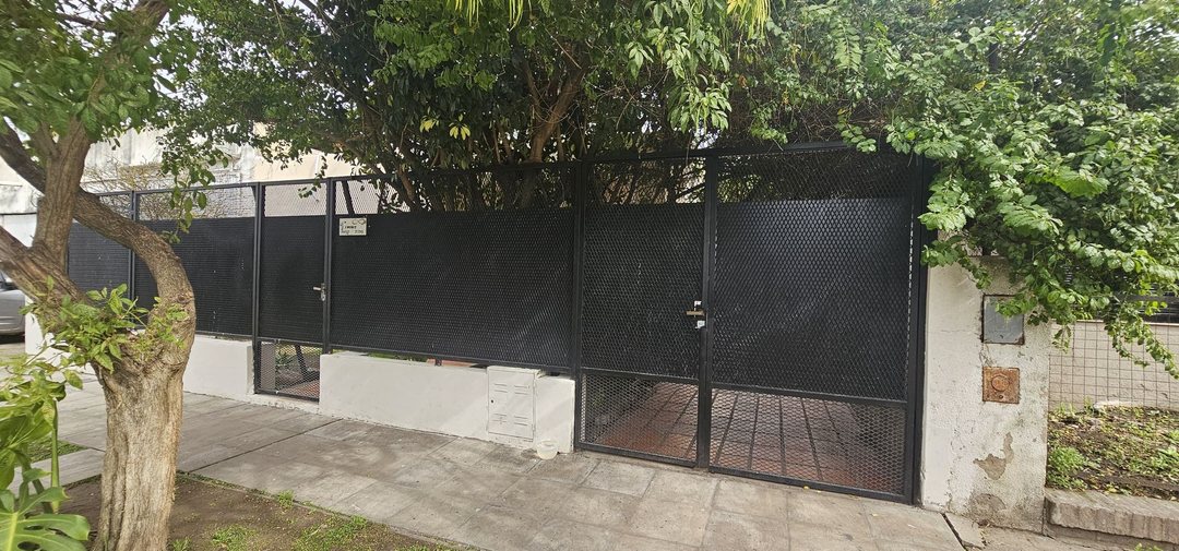 VENTA CASA GRANADERO BAIGORRIA A METROS DEL RÍO
