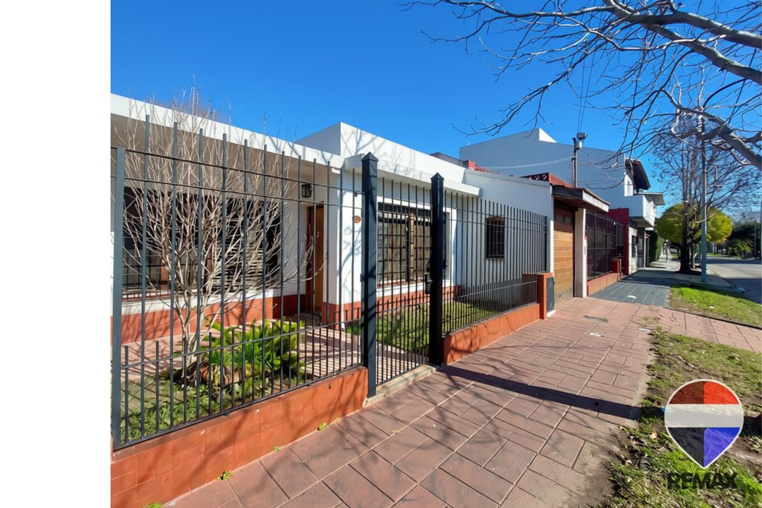 VENTA CASA TRES AMBIENTES PARQUE COCHERA ALTILLO