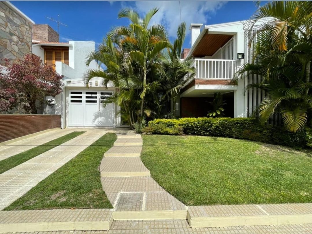 REMAX vende Casa de Categoria. Excelente ubicación