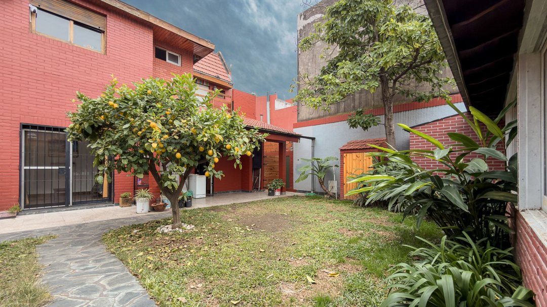 CASA EN VENTA 6 AMB, COCHERA/PATIO EN VILLA BOSCH