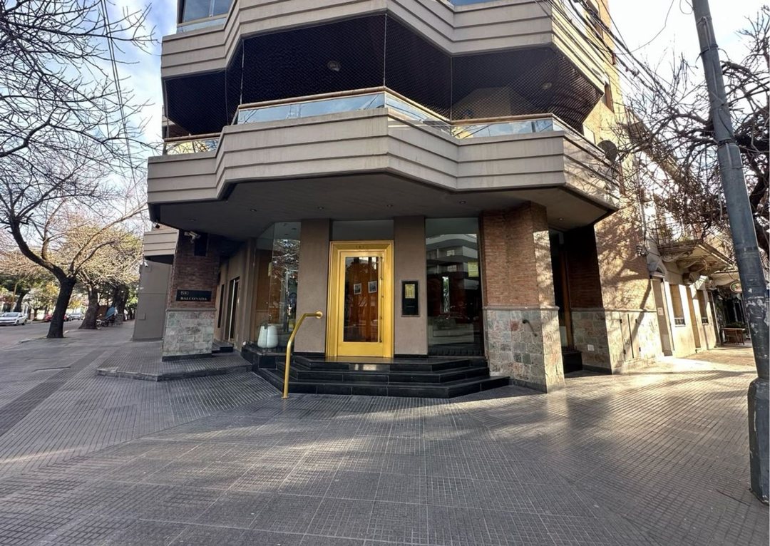 Piso exclusivo en Bv. y Necochea en Venta.