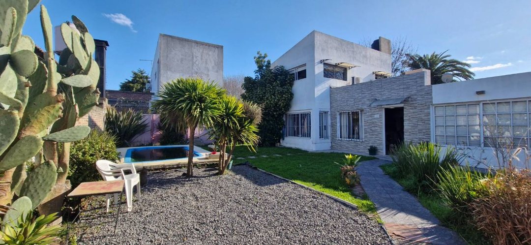 CASA EN VENTA SAN CARLOS 4 DORMITORIOS PILETA