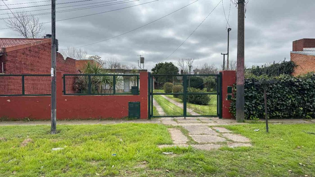 VENTA CASA CON GALPON 3 DORMITORIOS FISHERTON