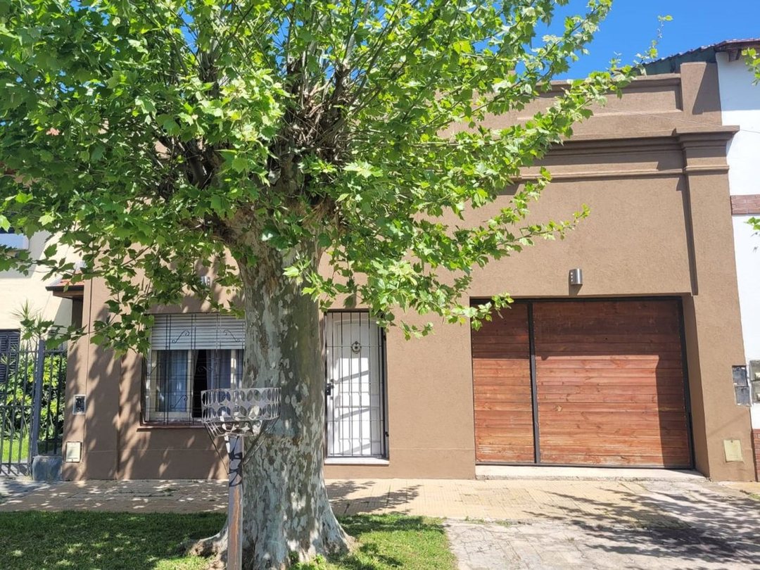 CASA EN VENTA TRES DORMITORIOS EN TEMPERLEY