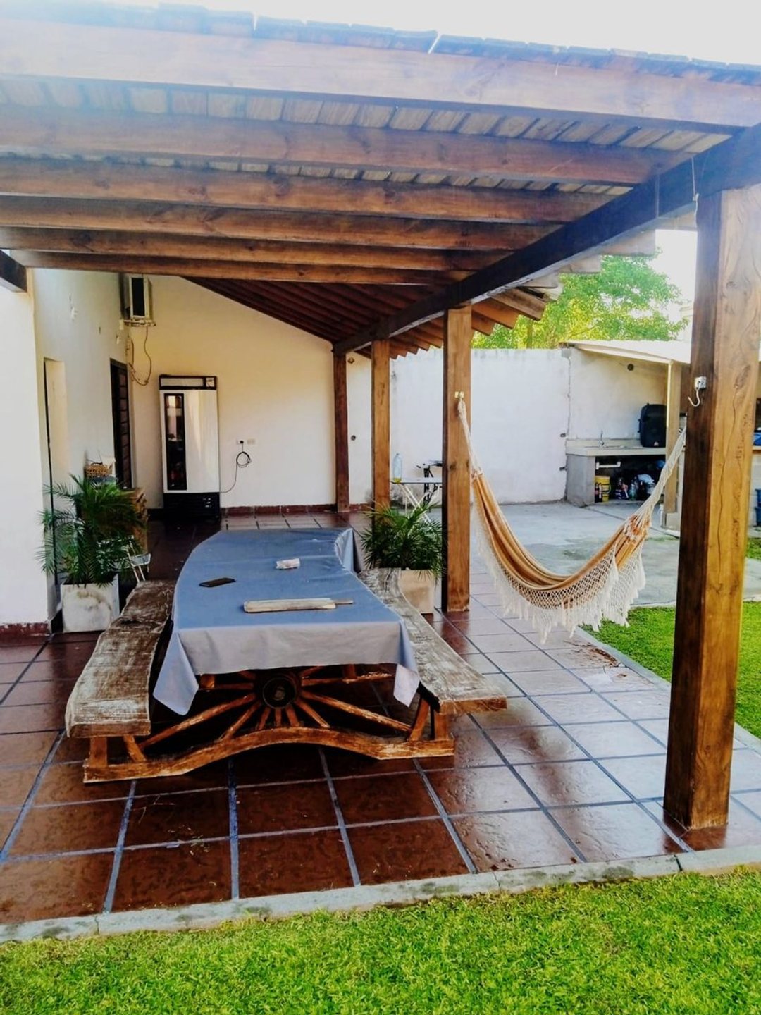 VENTA CASA ESQUINA CON PILETA Y COCHERA DOBLE