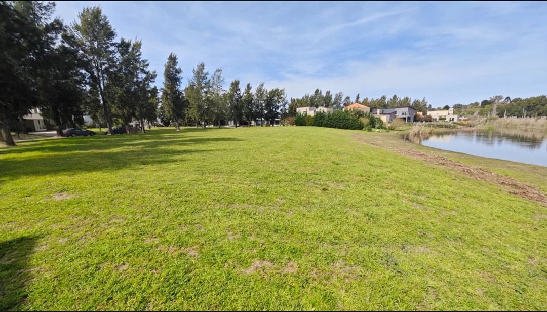 LOTE AL AGUA EN VENTA EN BARRIO EL CAZAL