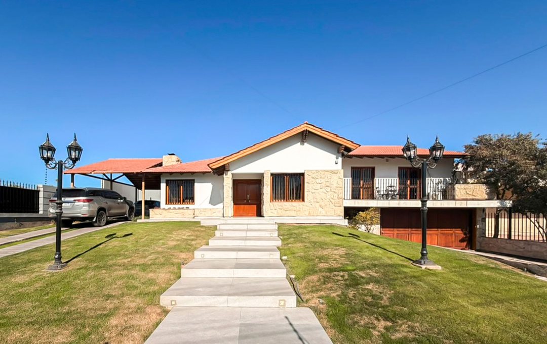 AMPLIA CASA CON PILETA Y QUINCHO COLONIA SEGOVIA