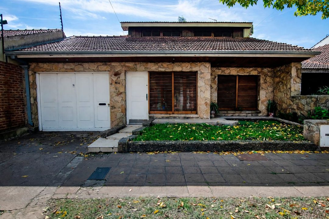 CASA EN VENTA EN MONTE GRANDE CON 4 DORMITORIOS