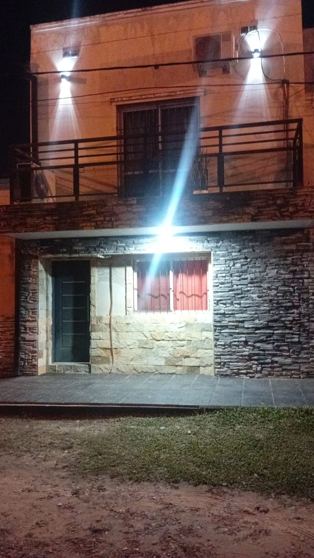 Casa 3 dormitorios y 3 baños, 2 plantas, Concordia