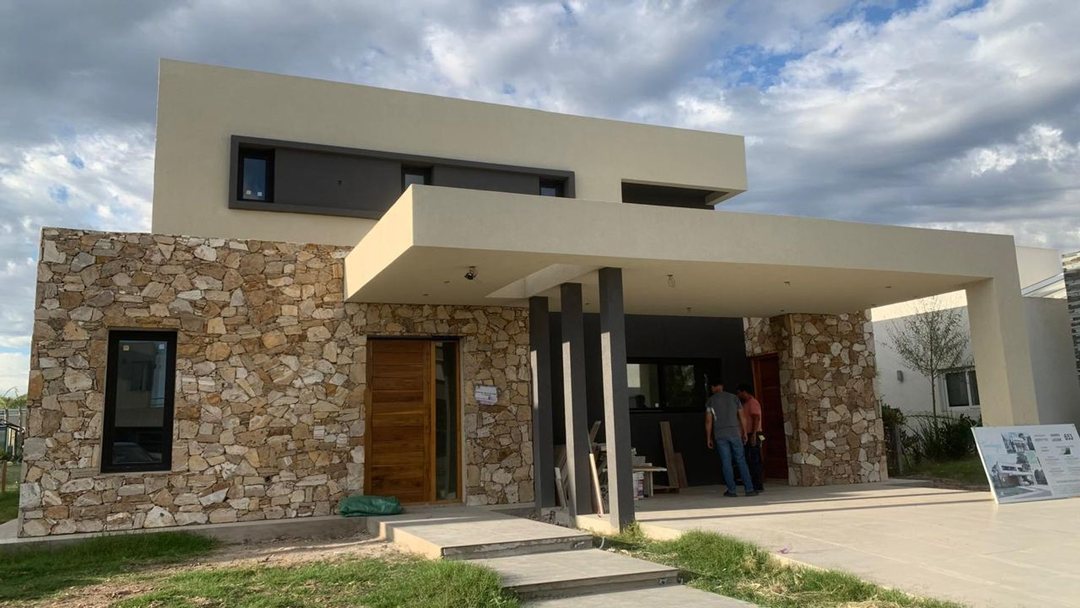 CASA 6 AMBIENTES EN VENTA EN TERRALAGOS
