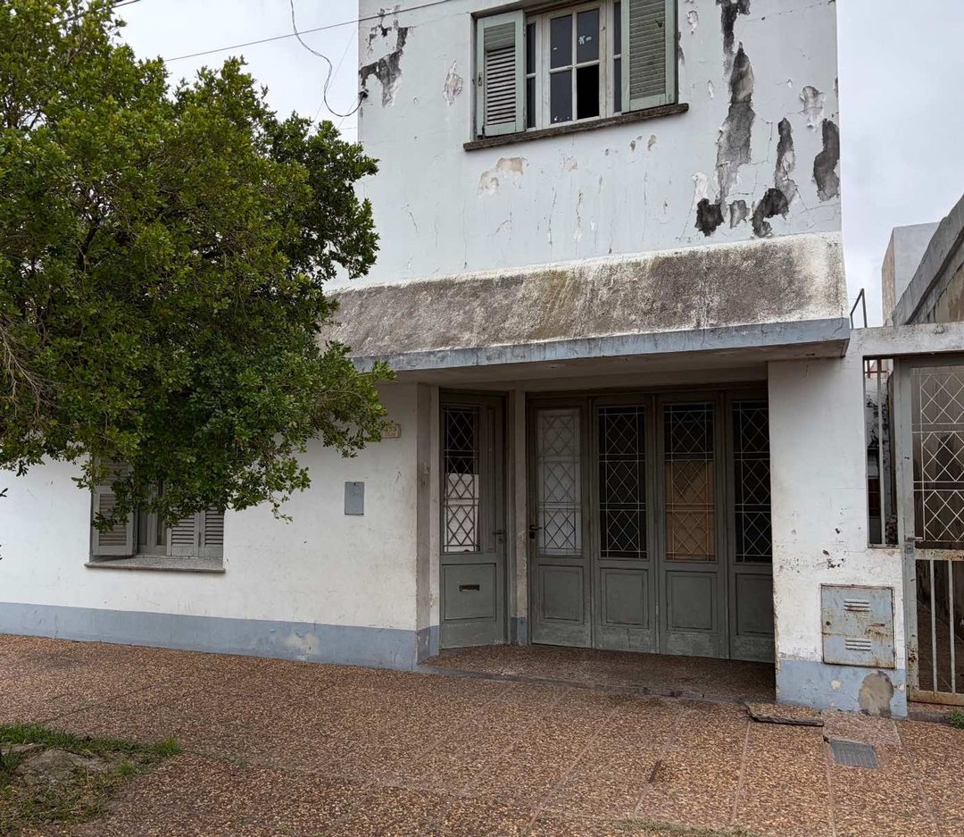 REMAX VENDE/ CASA/ AMPLIO PATIO/ SERVICIOS