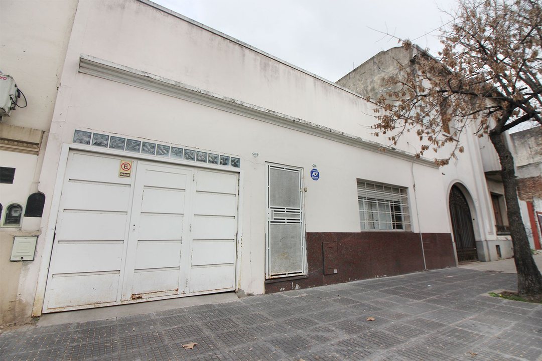 Impecable Casa de 4 Ambientes con Garage.