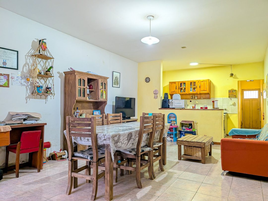 CASA EN VENTA BARRIO BELGRANO CON GARAGE Y PATIO