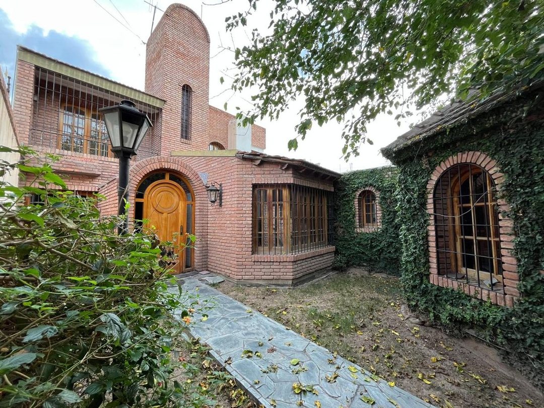 VENTA CASA EN QUINTA SECCIÓN, MENDOZA