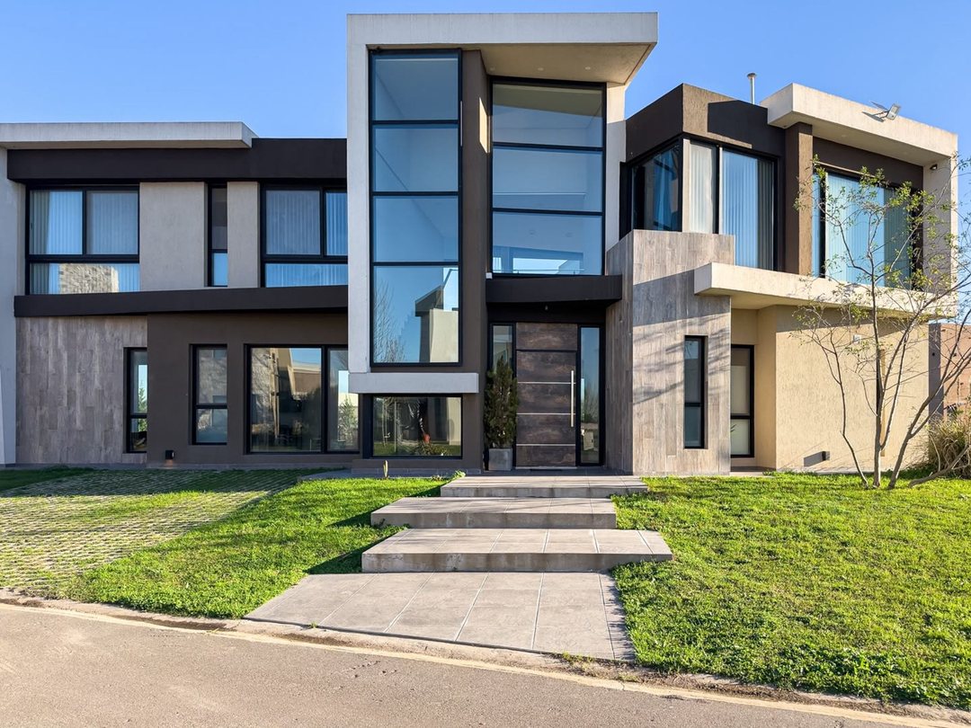 CASA EN VENTA LAGOS DE CANNING 7 AMBIENTES