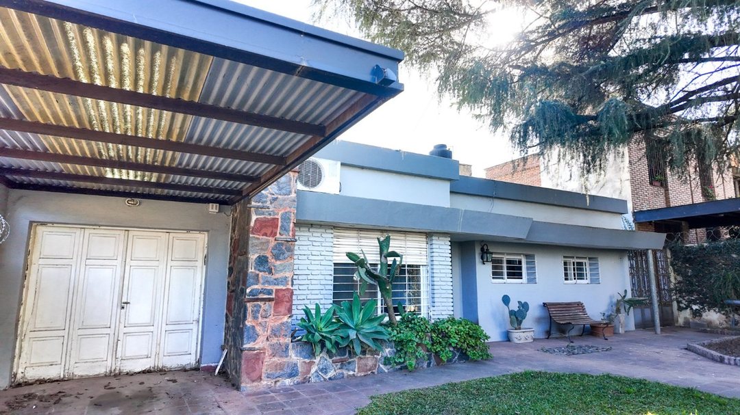 VENTA CASA 3 DORMITORIOS CON PILETA ARGUELLO