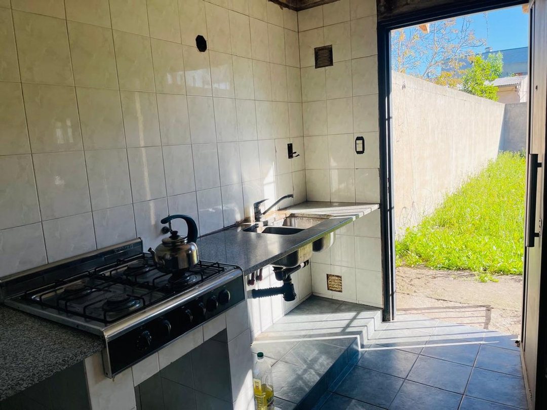 CASA EN VENTA A REFACCIONAR 3 DORMS. Y PARQUE
