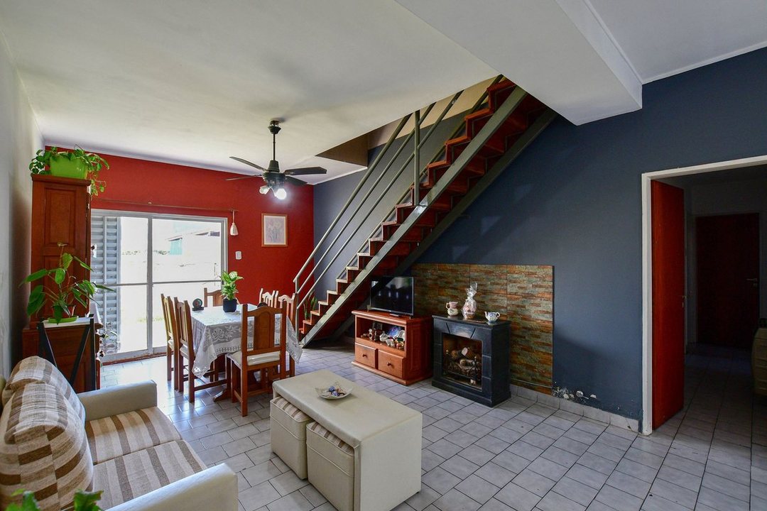 CASA VENTA LA PLATA 4 DORMITORIOS COCHERA JARDIN