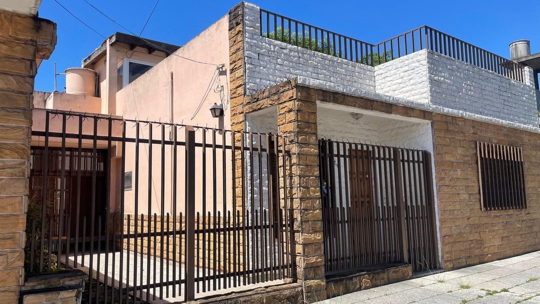 VENTA CASA 3 AMB  CON COCHERA MORON APTO CREDITO