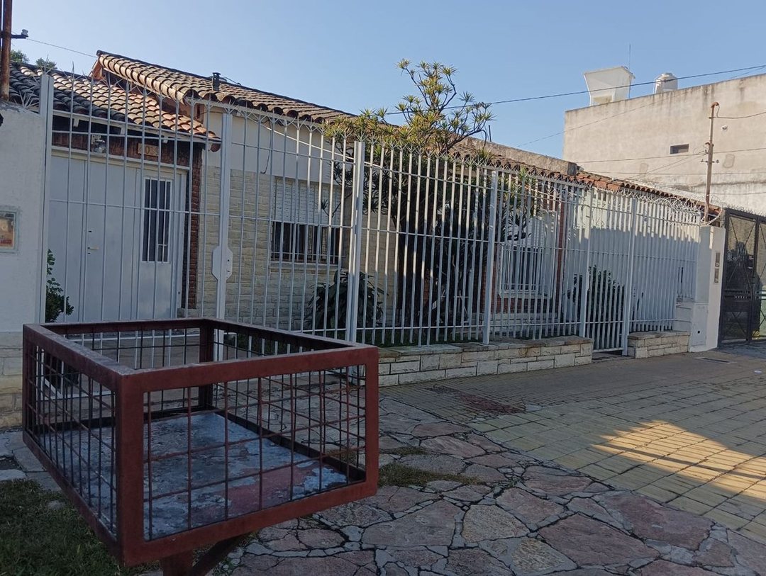 SAN MARTIN CASA CON COCHERA Y PATIO