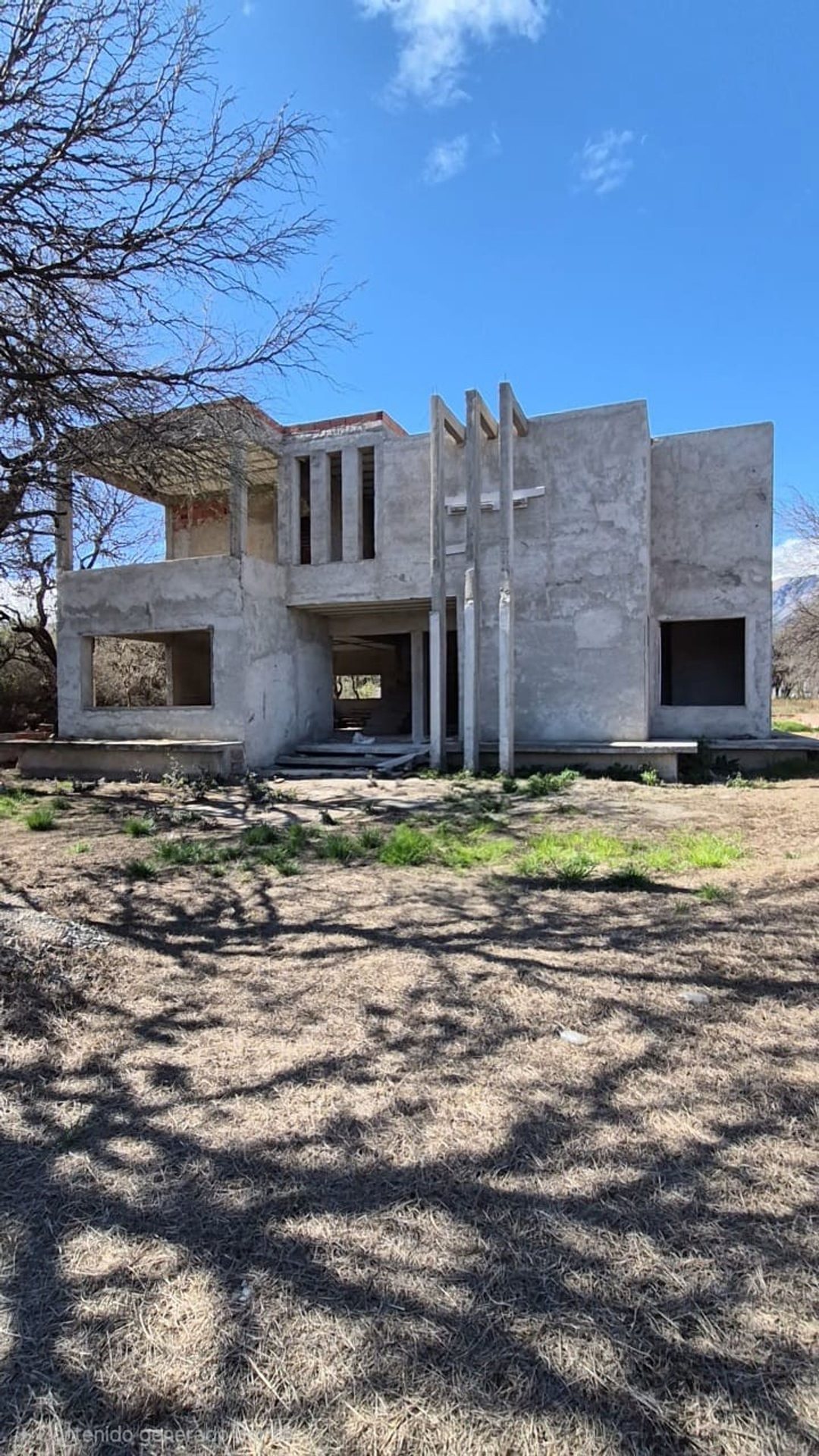 CASA A TERMINAR EN CARPINTERIA EXCELENTE UBICACION