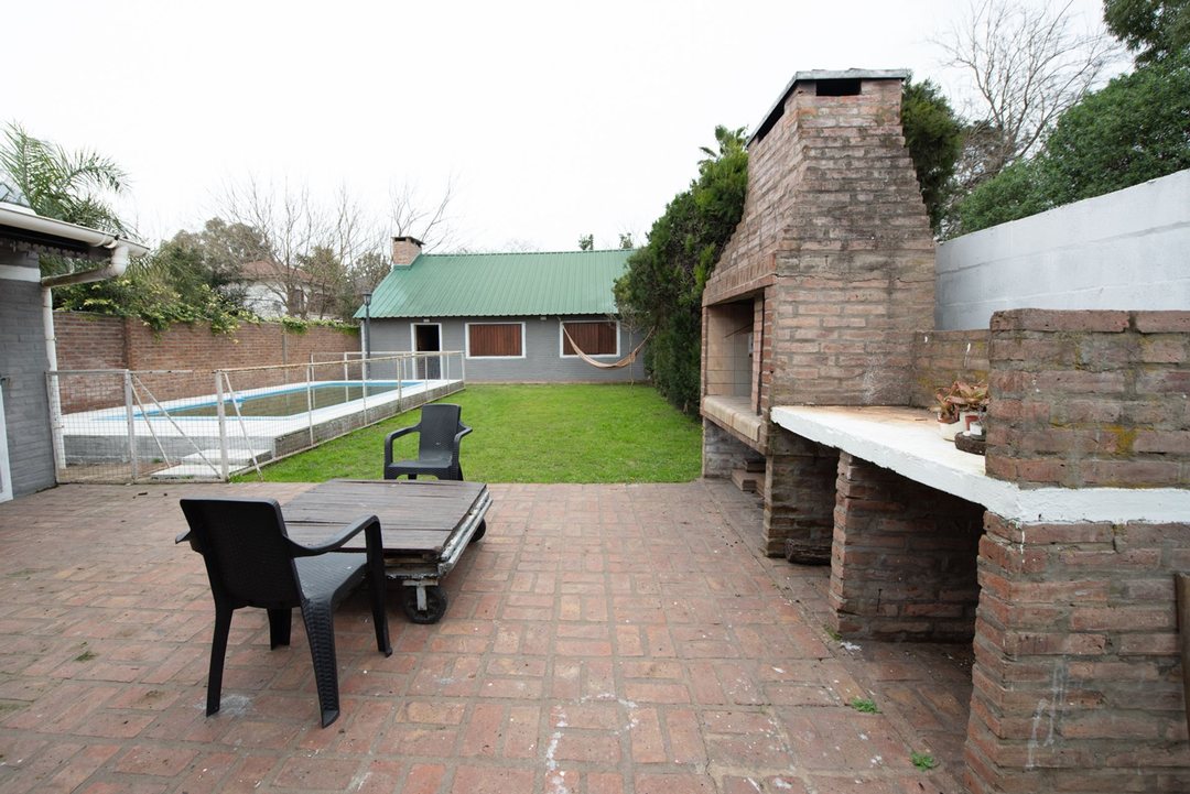 CASA 2 DORMITORIOS VENTA CITY BELL PARQUE Y PILETA