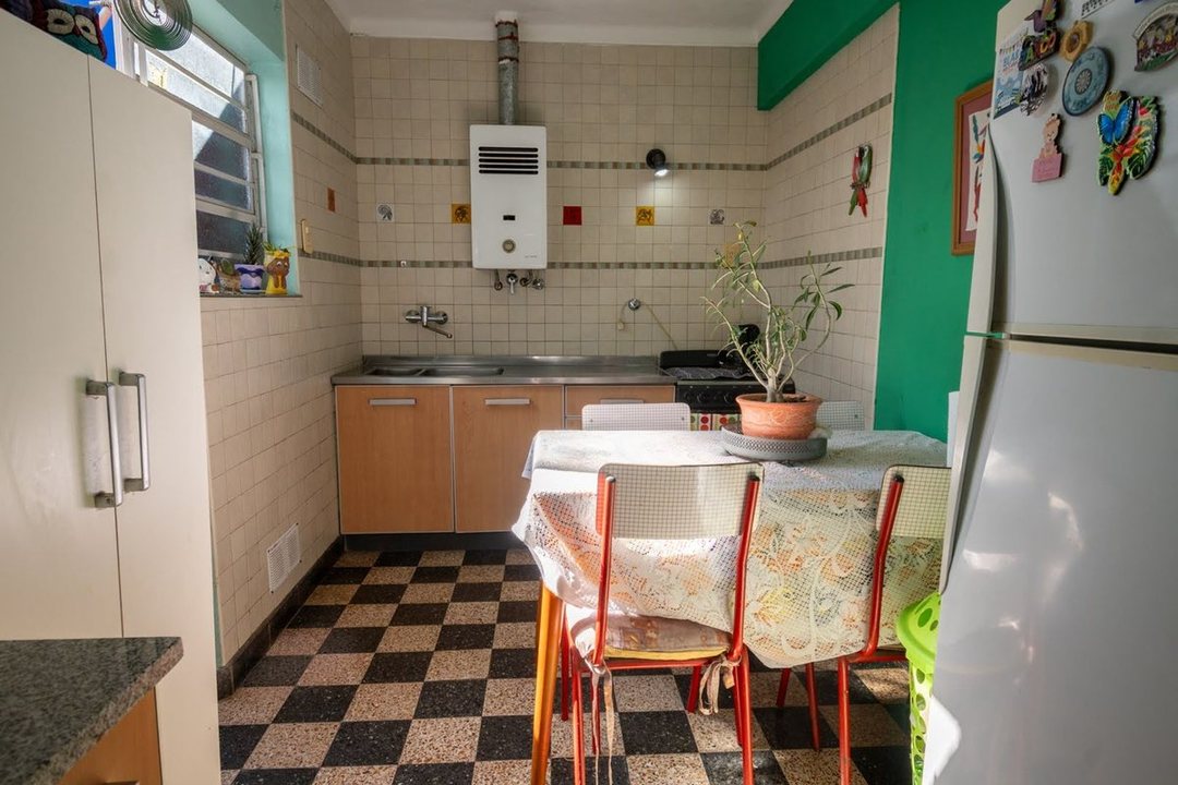 VENTA PLANTA ALTA DE 2 DORMITORIOS SOBRE AVENIDA