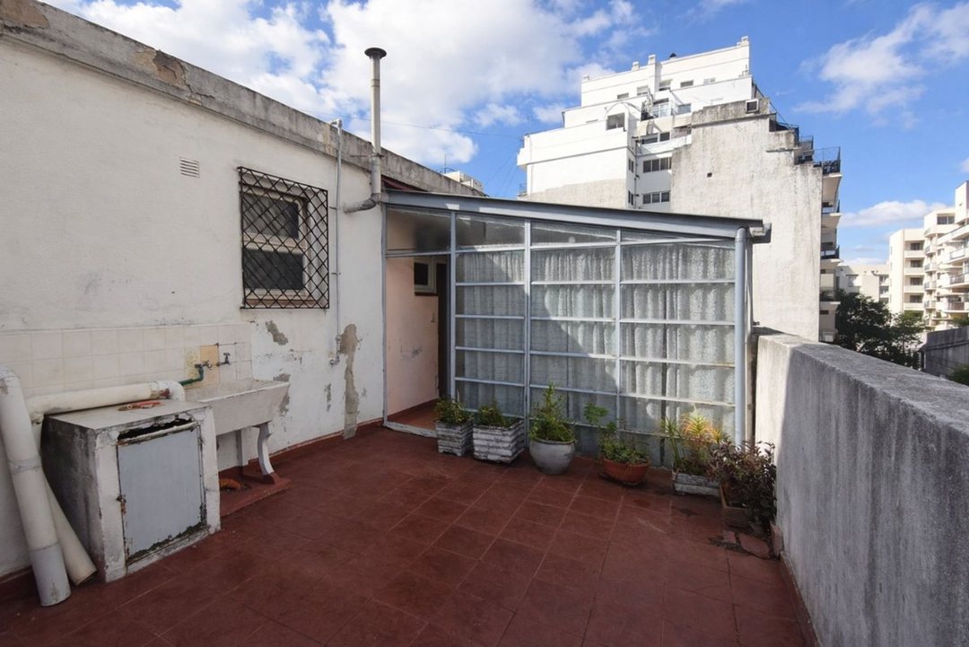 DEPTO 2 AMB. y MEDIO VENTA ALMAGRO C/ TERRAZA