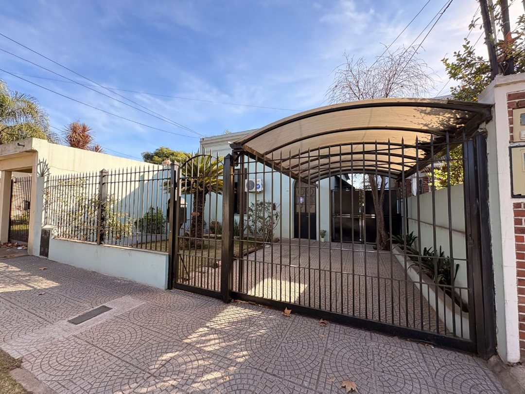 CASA EN VENTA 4 AMB C/450 M2 DE LOTE ADROGUÉ