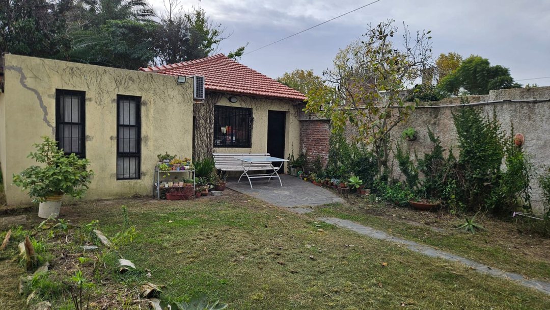 CASA VENTA 3 AMBIENTES MARMOL AMPLIO JARDIN