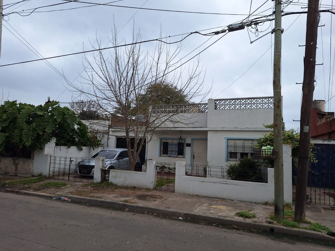 CASA 3 AMBIENTES VENTA CON JARDIN BANFIELD