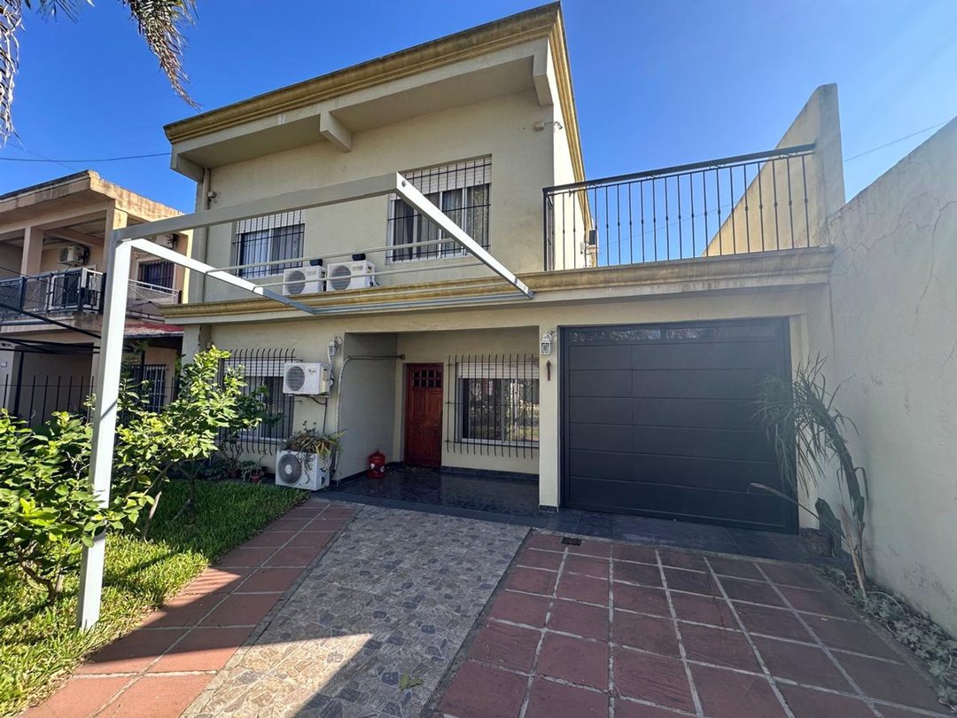 VENTA DE CASA 7 AMBIENTES EN 2 PLANTAS CON COCHERA