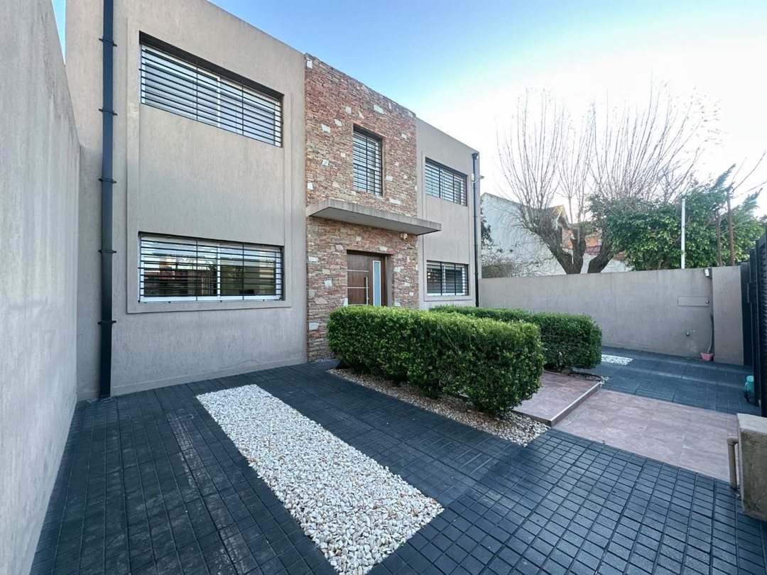 CASA EN VENTA 4 AMBIENTES PLAYROOM