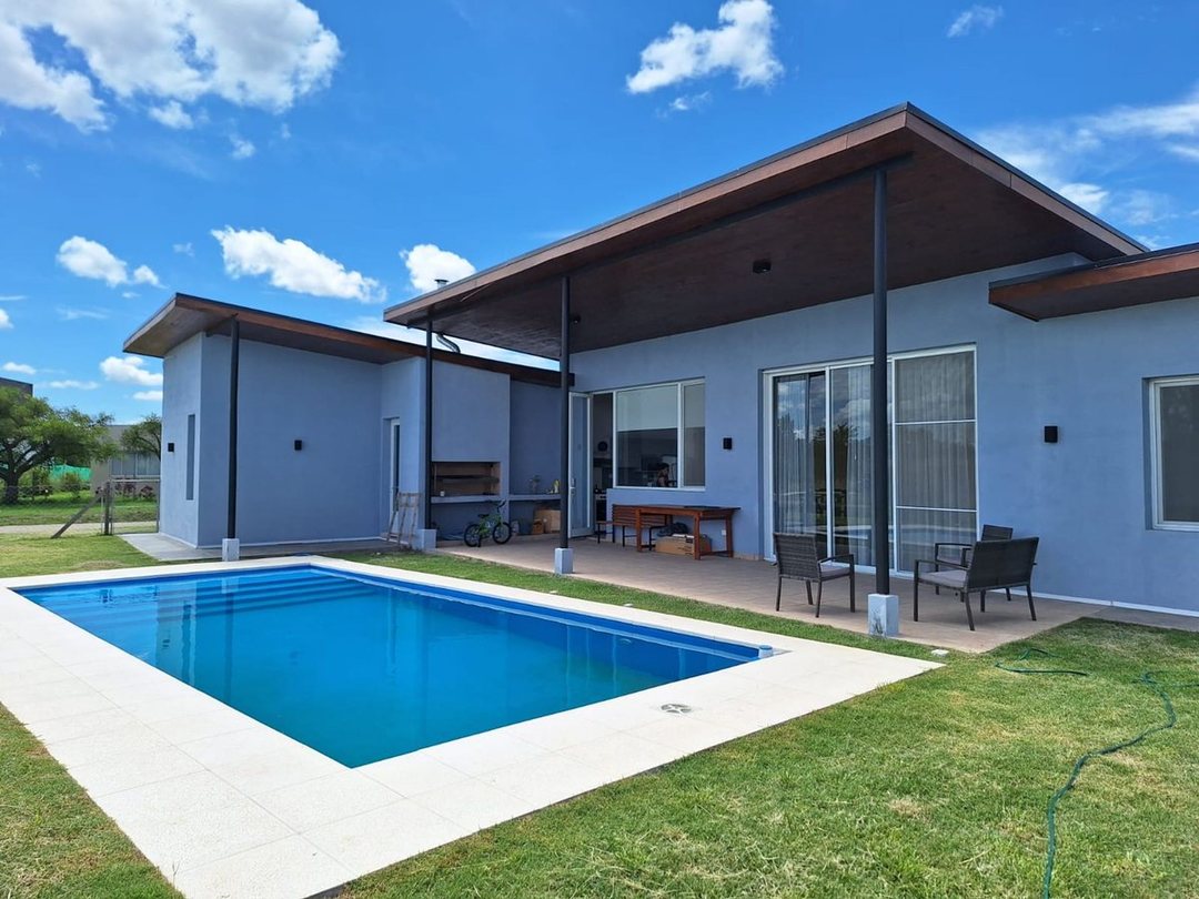 ALQUILER Casa con Pileta Golf Medal Country Club