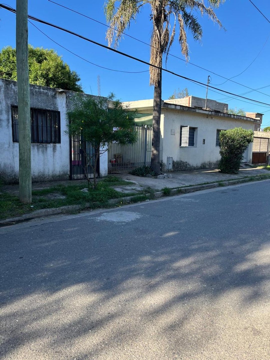 CASA DE 3 DORMITORIOS + 1 DTO MONOAMBIENTE