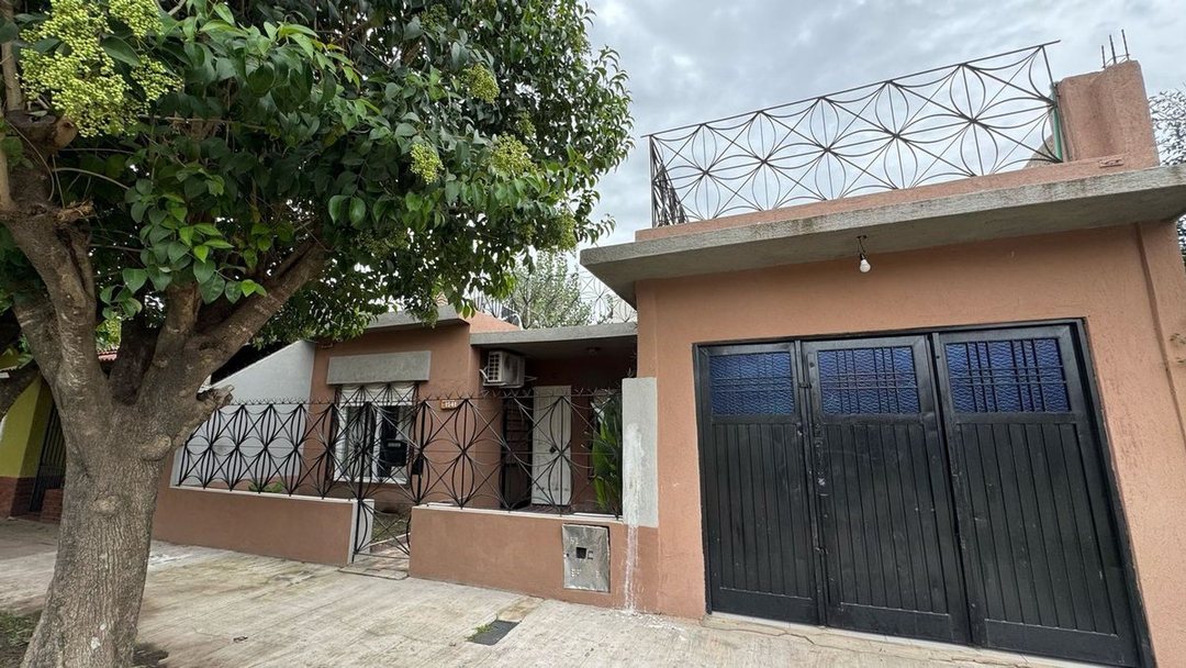 CASA 3 AMBIENTES EN VENTA EN SPEGAZZINI CON PICINA