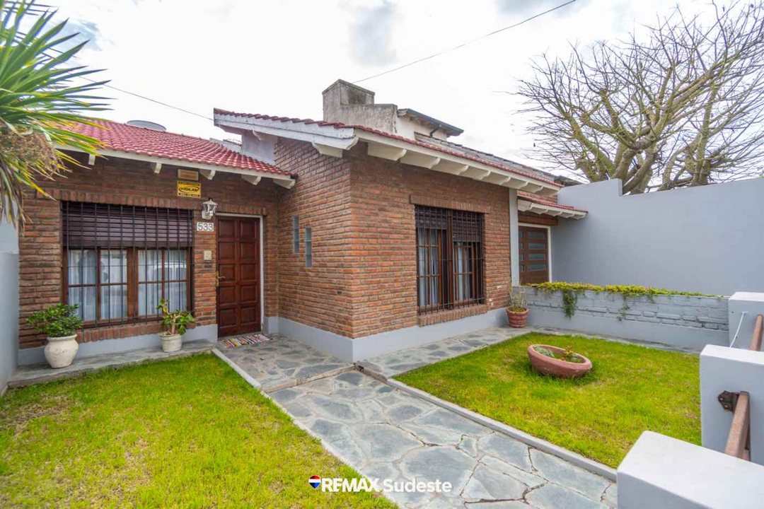 VENTA CASA 3 DORMITORIOS Y PILETA BARRIO PACIFICO